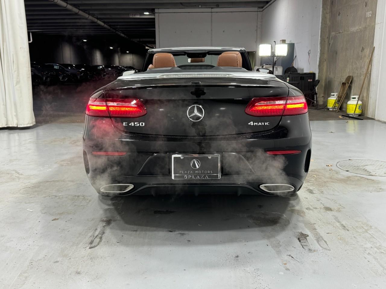 Mercedes-Benz E-Class Vehicle Full-screen Gallery Image 9