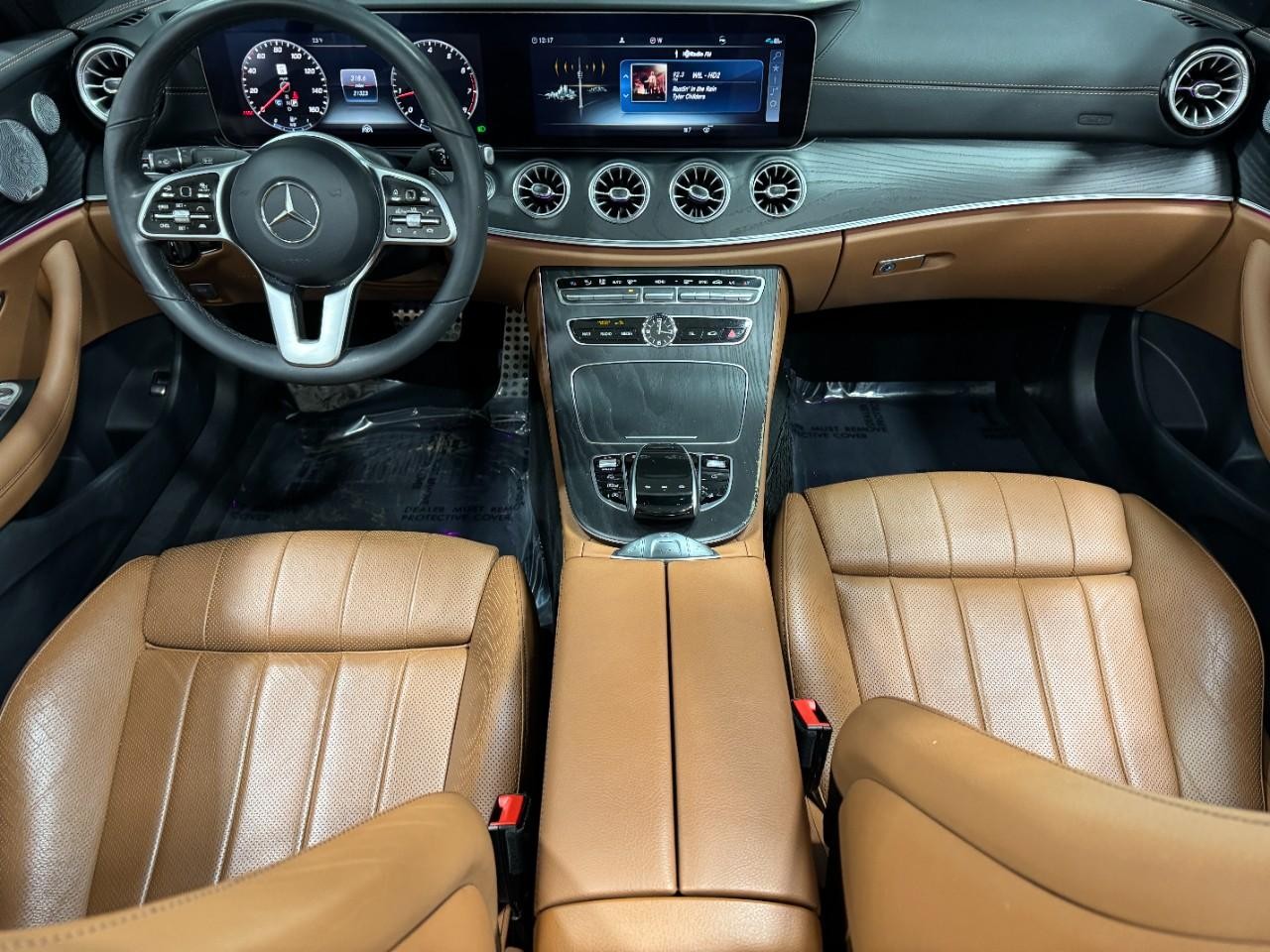 Mercedes-Benz E-Class Vehicle Full-screen Gallery Image 11