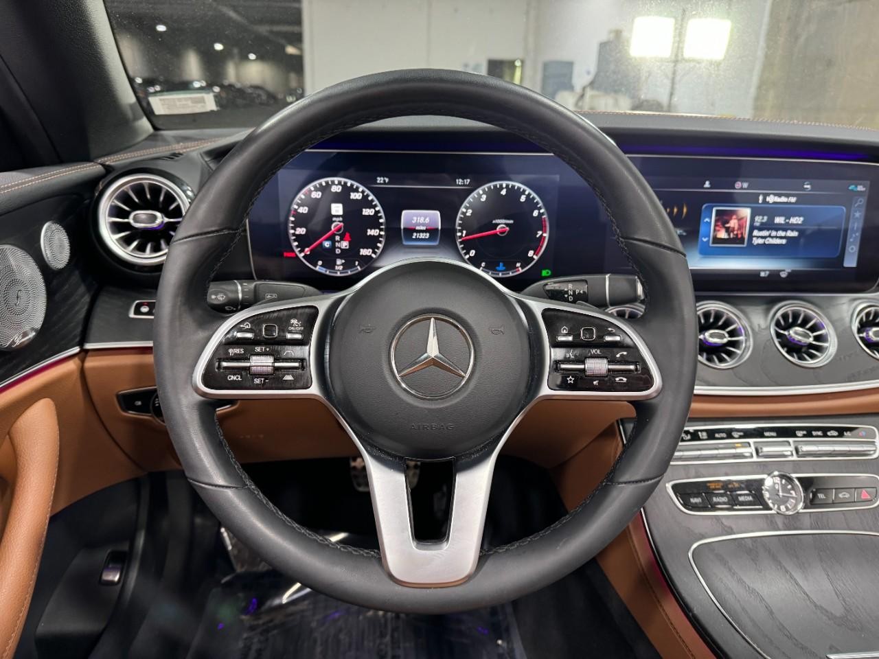 Mercedes-Benz E-Class Vehicle Full-screen Gallery Image 12