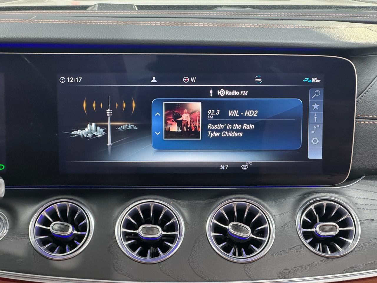 Mercedes-Benz E-Class Vehicle Full-screen Gallery Image 13