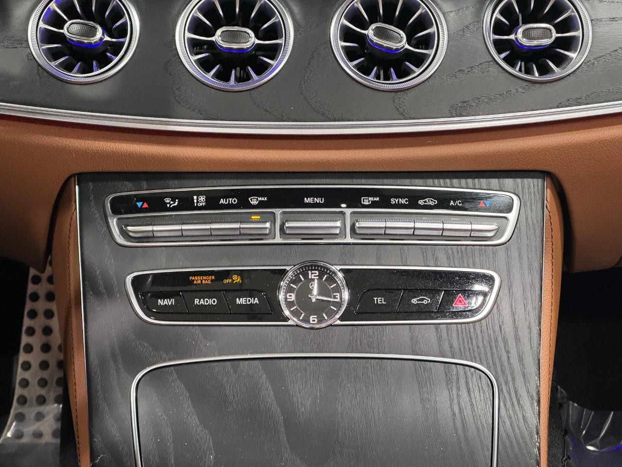 Mercedes-Benz E-Class Vehicle Full-screen Gallery Image 14