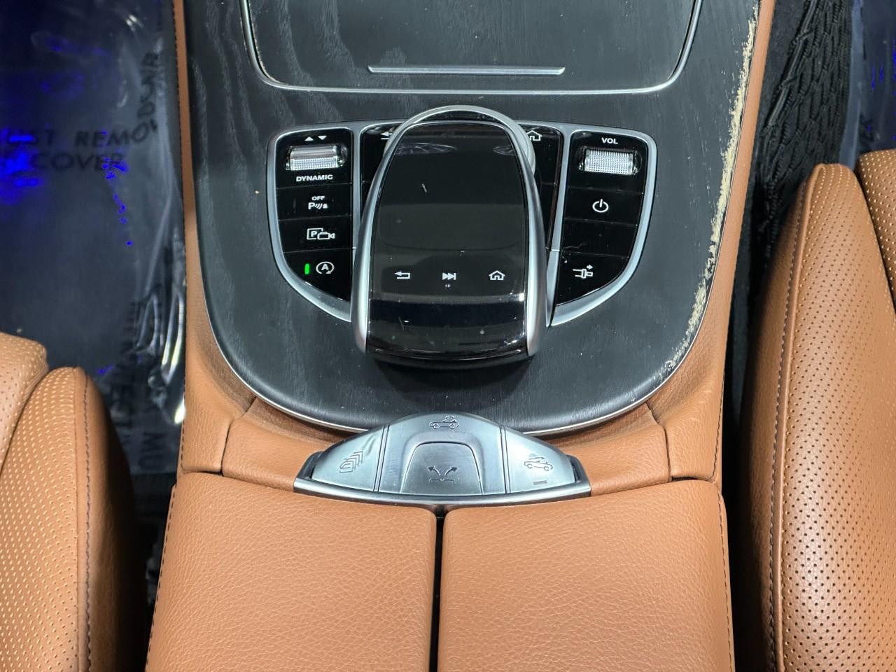 Mercedes-Benz E-Class Vehicle Full-screen Gallery Image 15