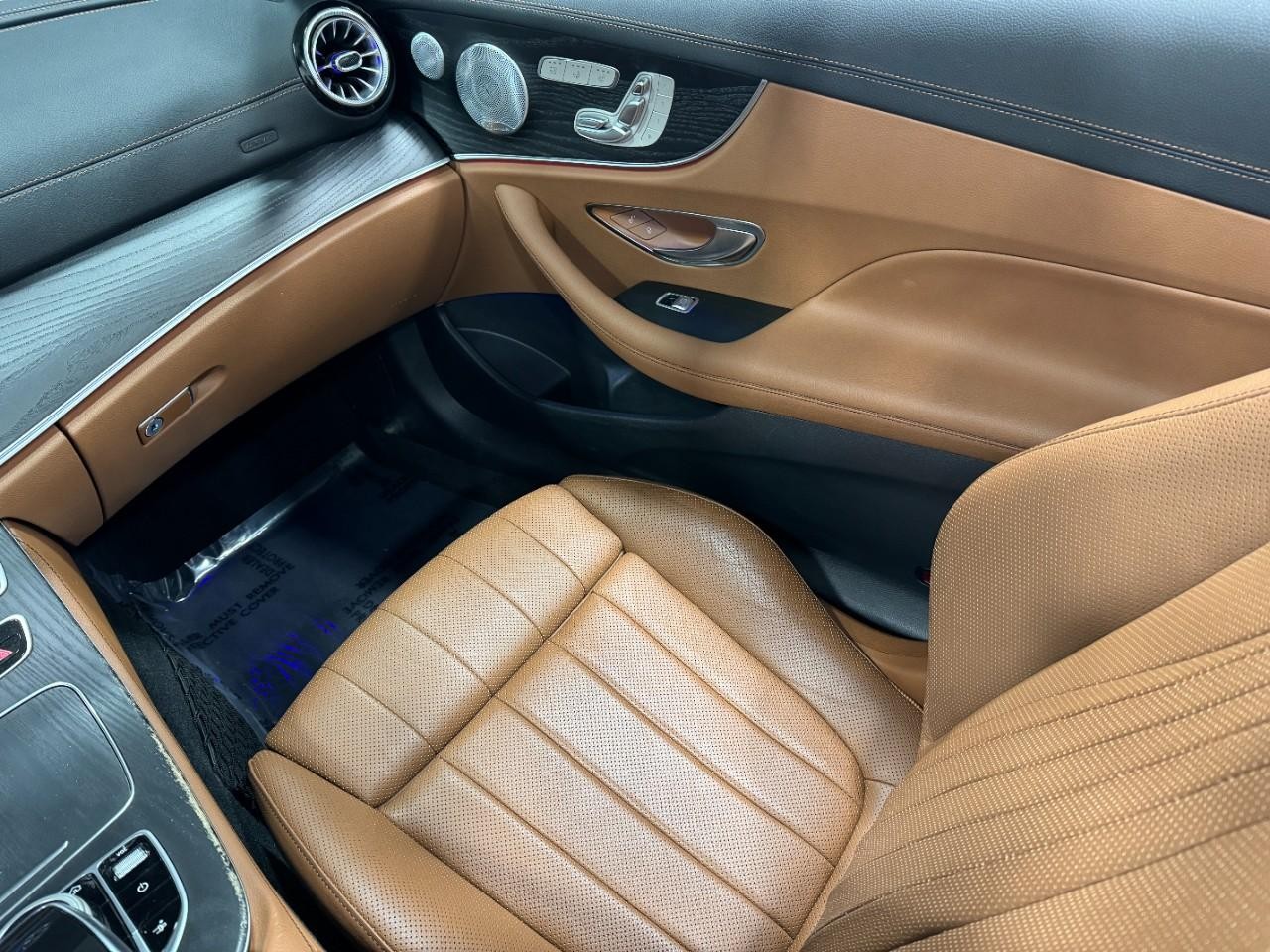 Mercedes-Benz E-Class Vehicle Full-screen Gallery Image 16