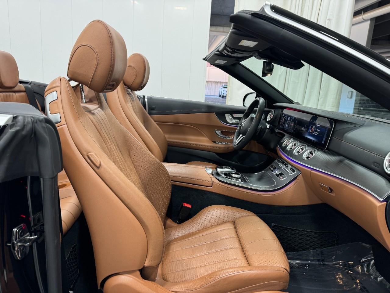 Mercedes-Benz E-Class Vehicle Full-screen Gallery Image 17