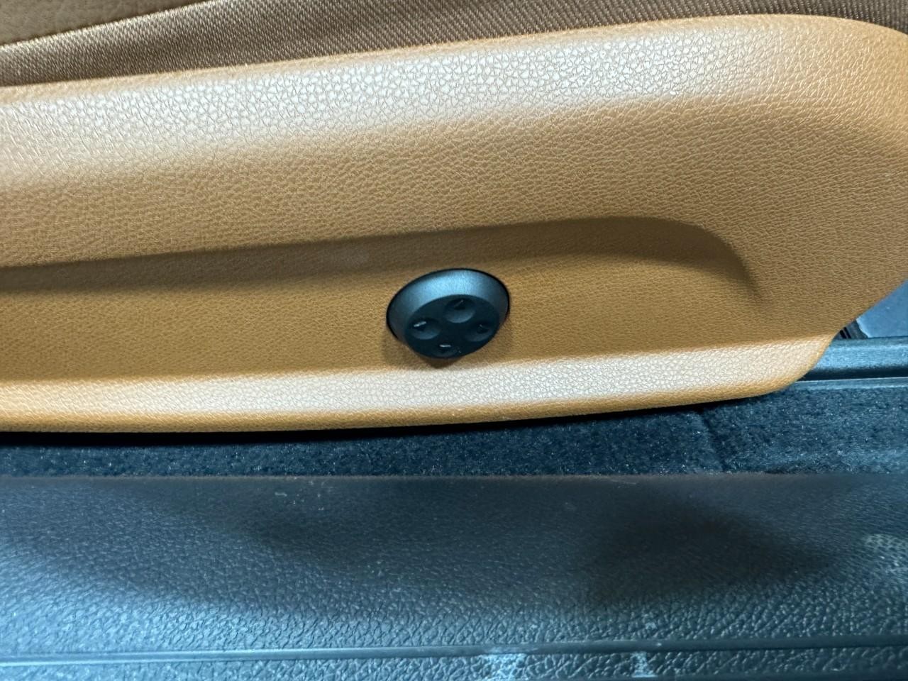 Mercedes-Benz E-Class Vehicle Full-screen Gallery Image 19