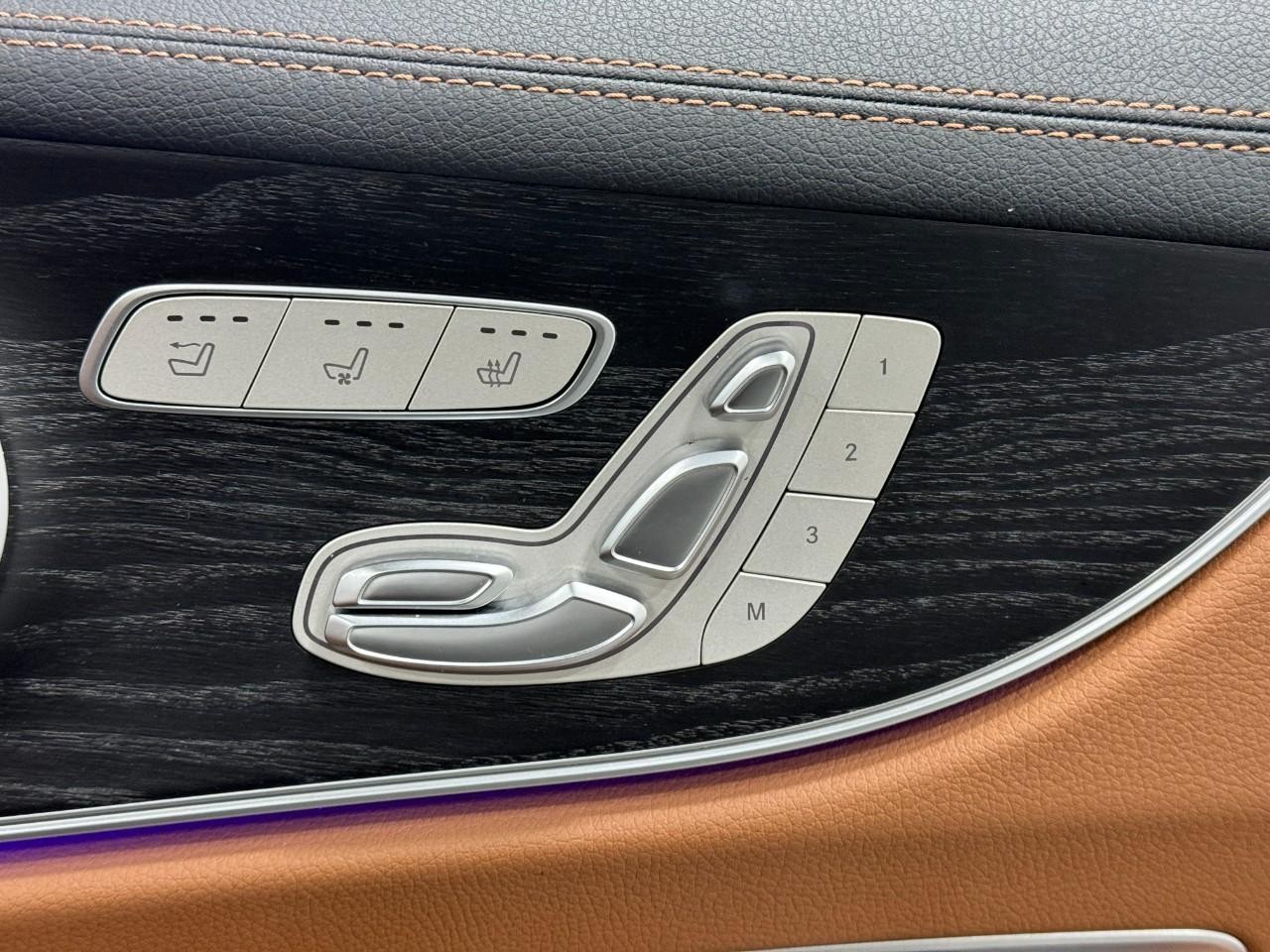 Mercedes-Benz E-Class Vehicle Full-screen Gallery Image 20