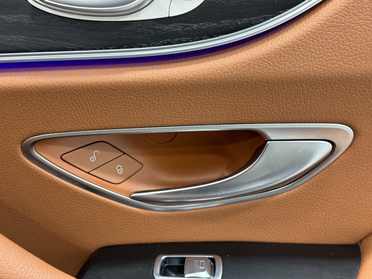 Mercedes-Benz E-Class Vehicle Full-screen Gallery Image 21