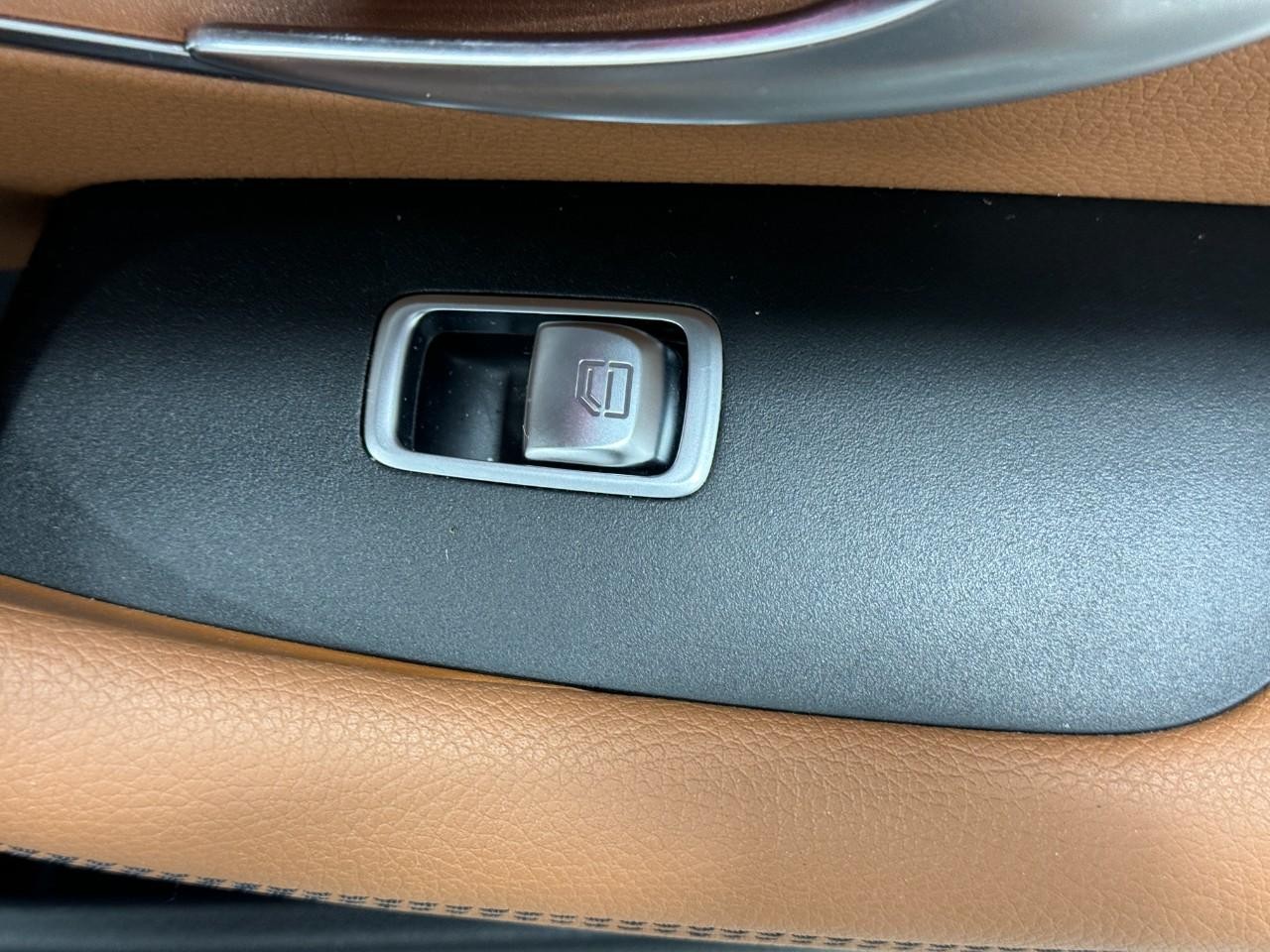 Mercedes-Benz E-Class Vehicle Full-screen Gallery Image 22