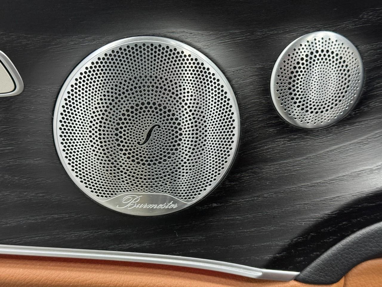 Mercedes-Benz E-Class Vehicle Full-screen Gallery Image 23