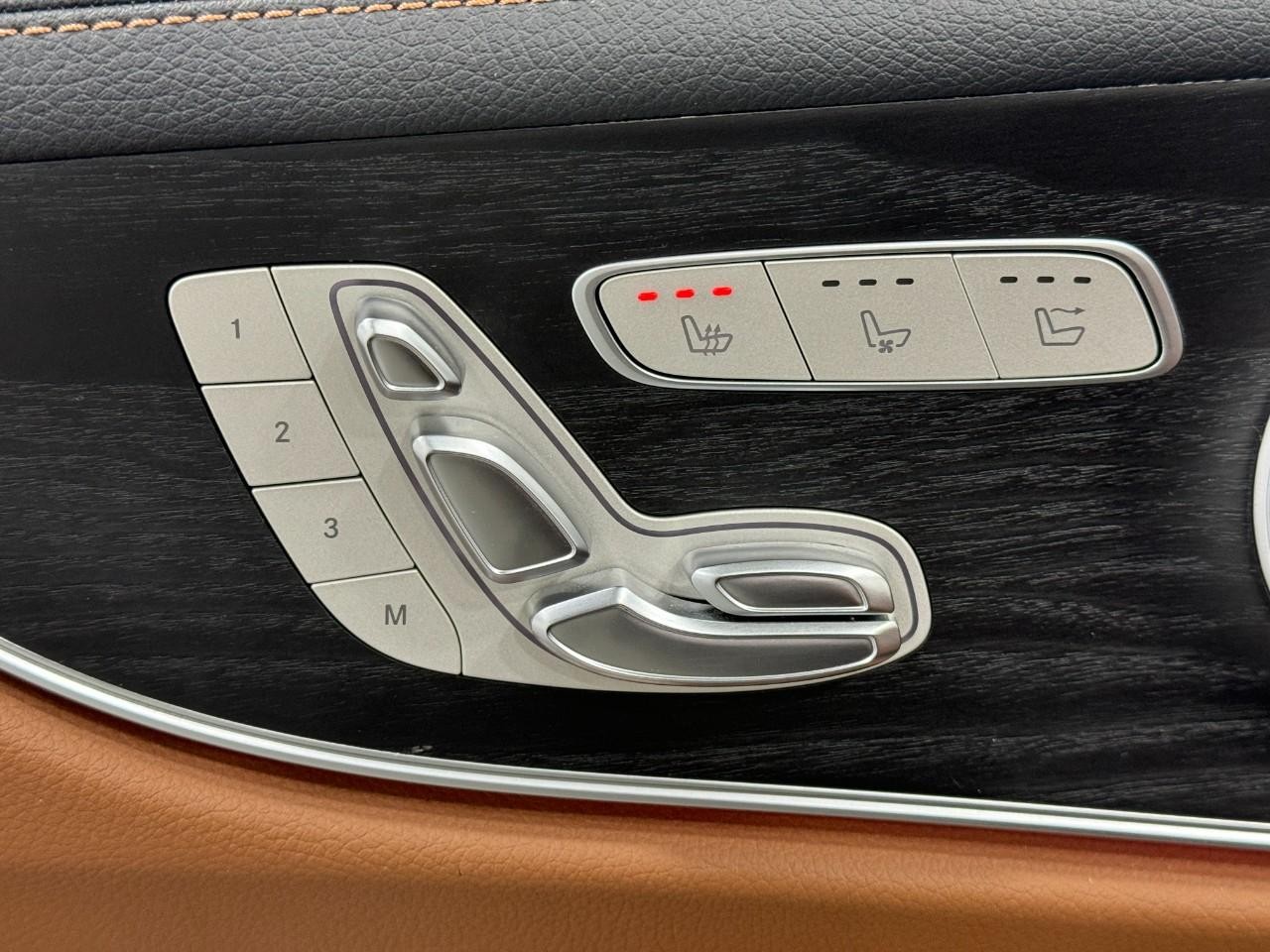 Mercedes-Benz E-Class Vehicle Full-screen Gallery Image 24