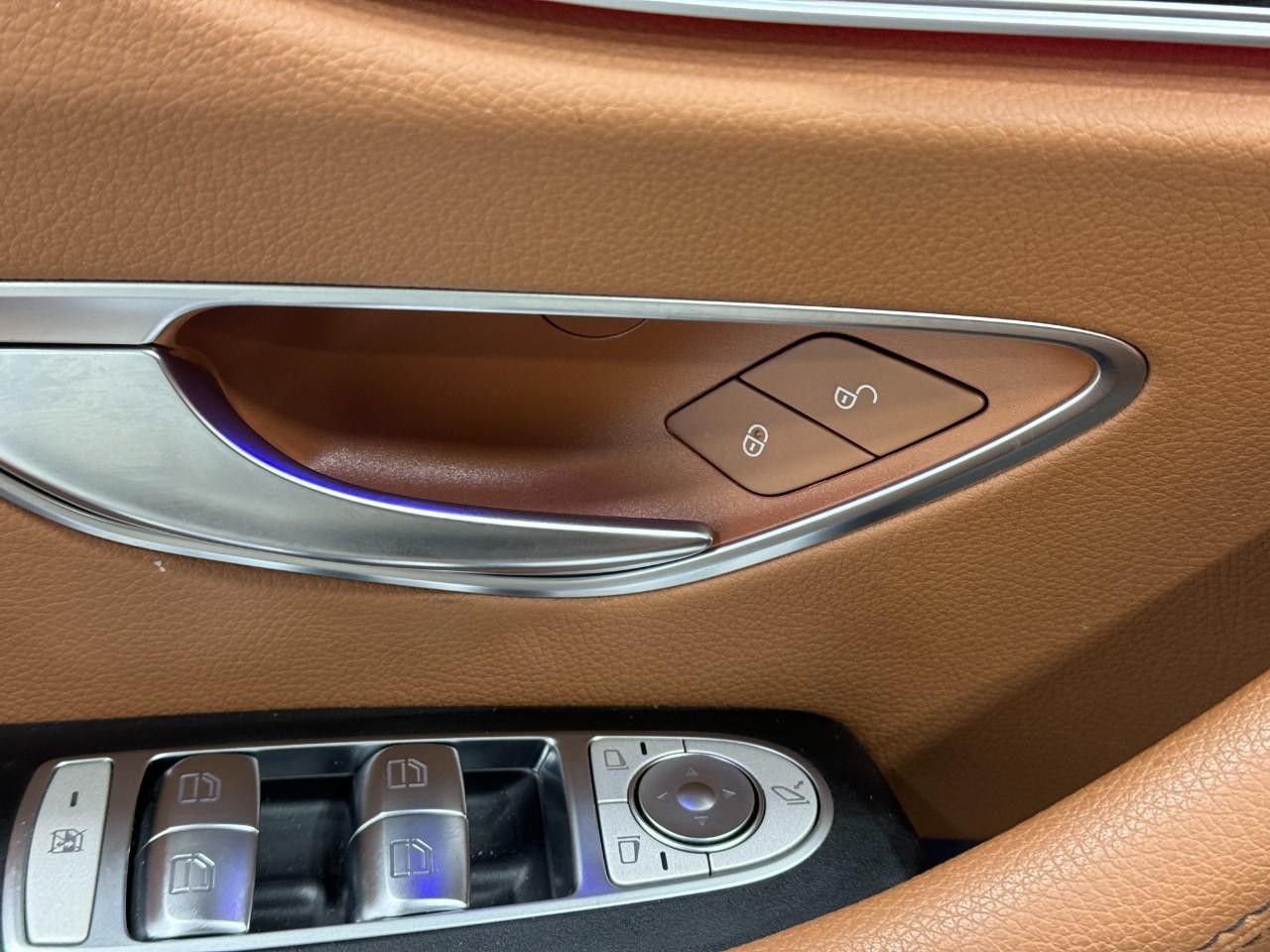 Mercedes-Benz E-Class Vehicle Full-screen Gallery Image 25