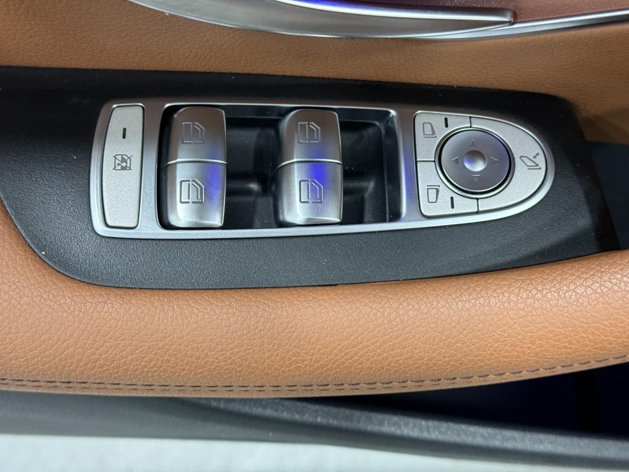 Mercedes-Benz E-Class Vehicle Full-screen Gallery Image 26