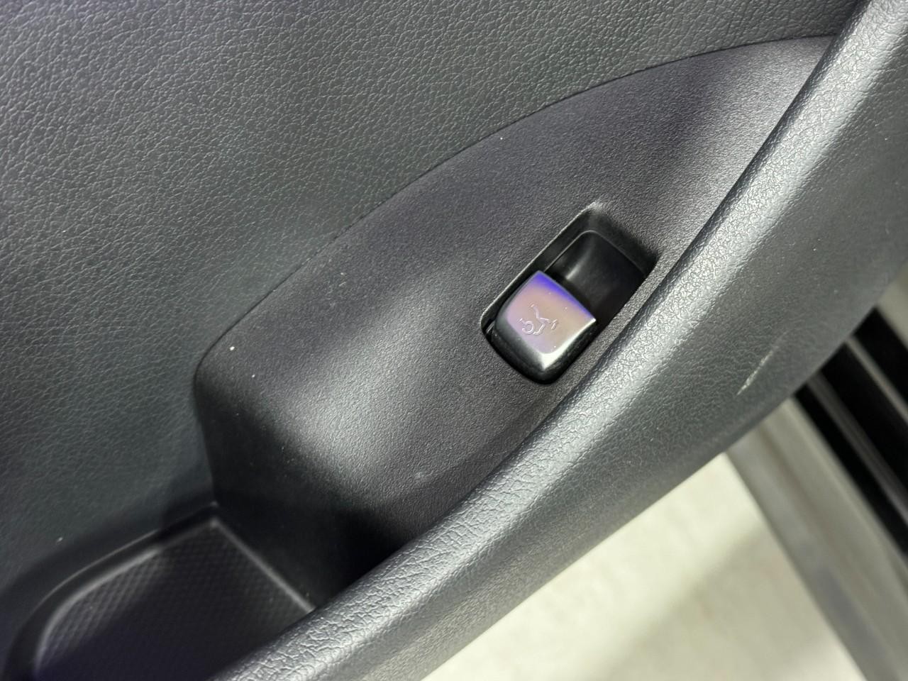 Mercedes-Benz E-Class Vehicle Full-screen Gallery Image 27