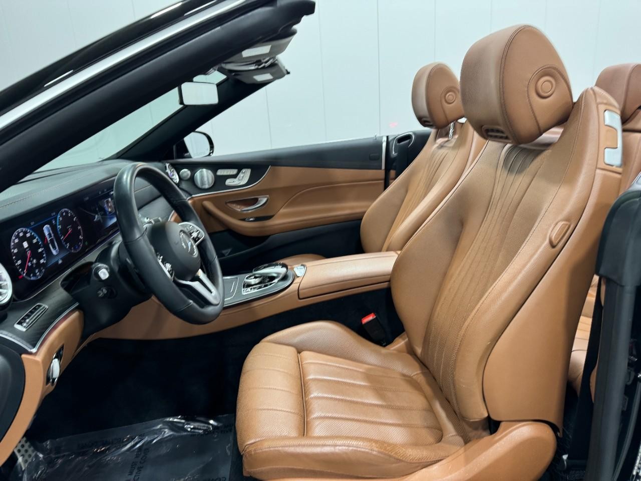 Mercedes-Benz E-Class Vehicle Full-screen Gallery Image 28