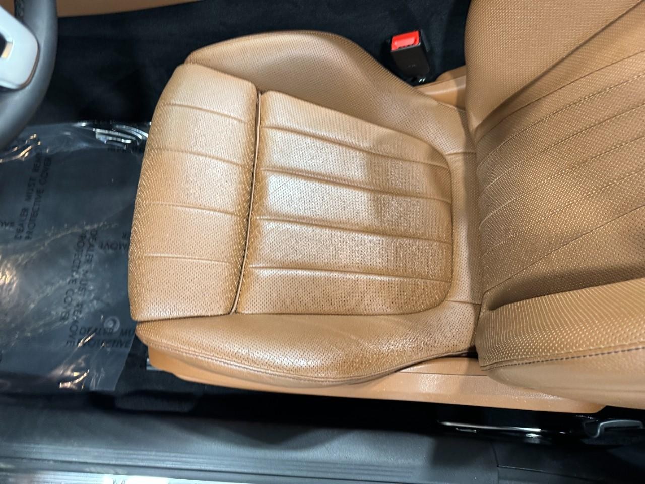 Mercedes-Benz E-Class Vehicle Full-screen Gallery Image 29