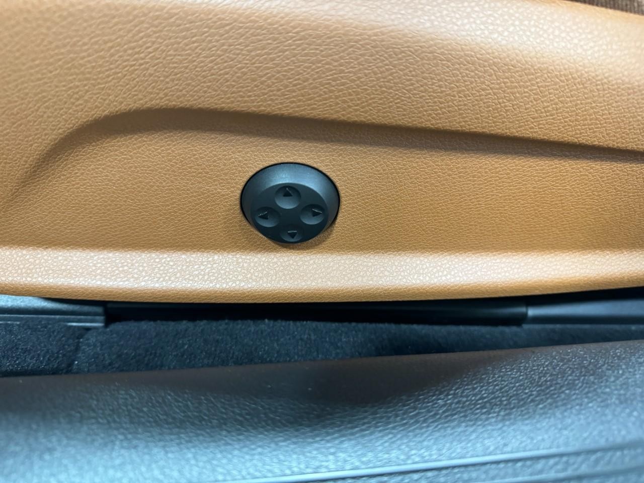 Mercedes-Benz E-Class Vehicle Full-screen Gallery Image 30