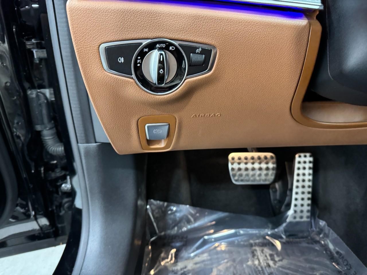 Mercedes-Benz E-Class Vehicle Full-screen Gallery Image 31