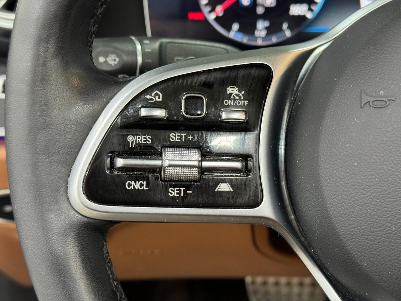 Mercedes-Benz E-Class Vehicle Full-screen Gallery Image 32