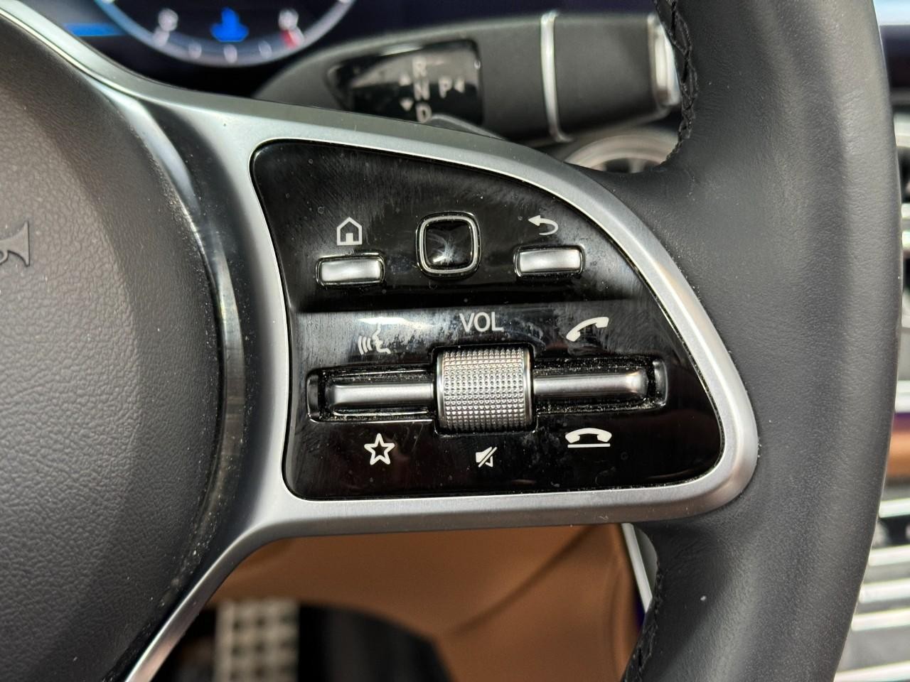 Mercedes-Benz E-Class Vehicle Full-screen Gallery Image 33