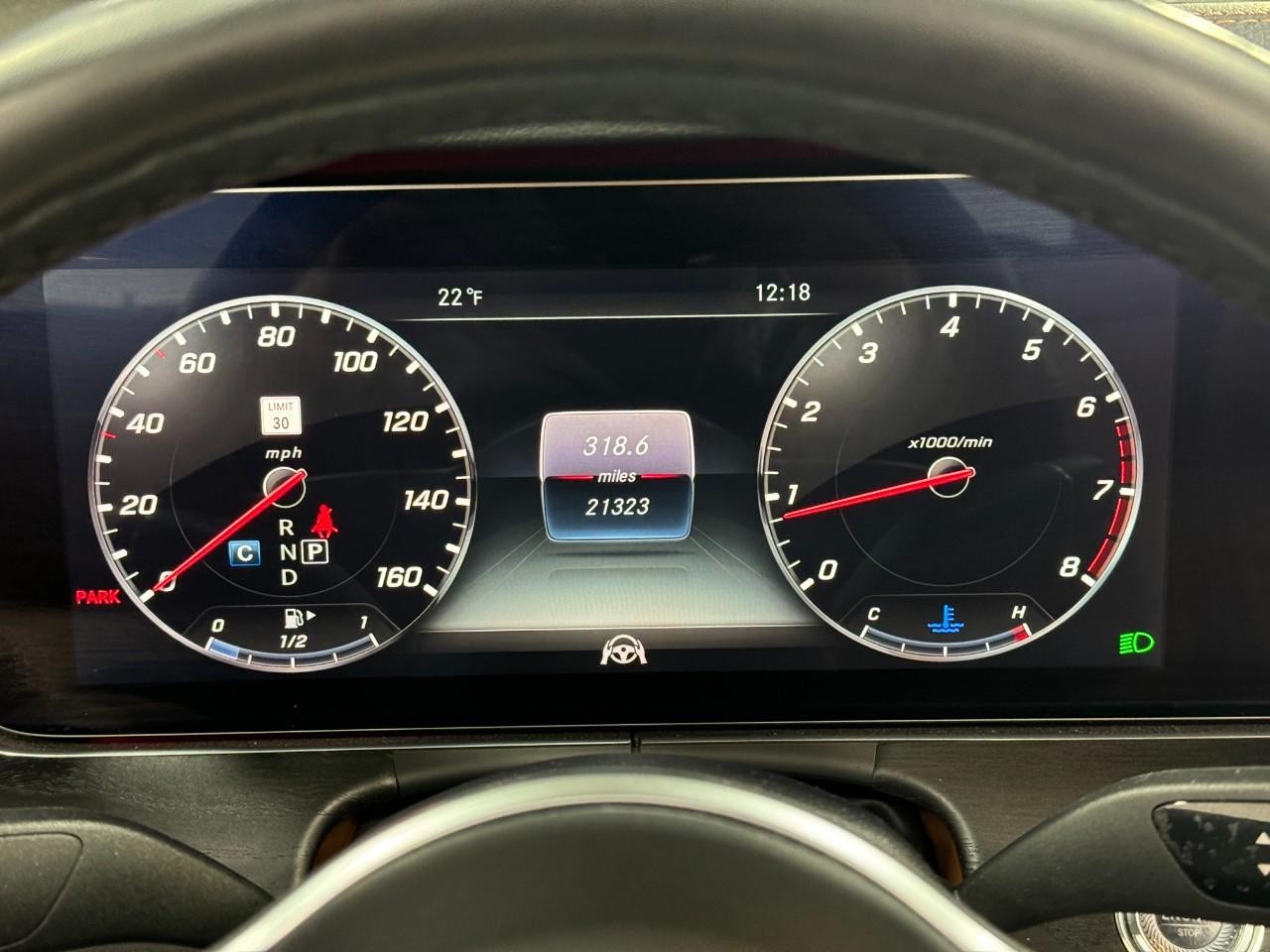 Mercedes-Benz E-Class Vehicle Full-screen Gallery Image 34