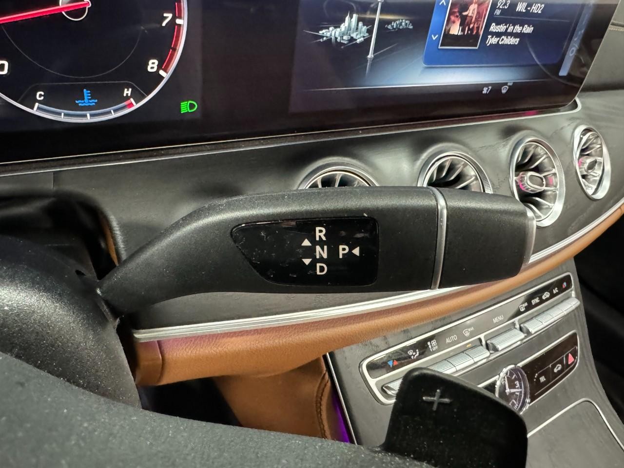 Mercedes-Benz E-Class Vehicle Full-screen Gallery Image 35