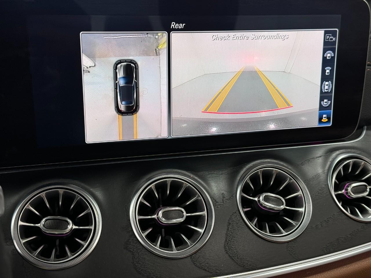 Mercedes-Benz E-Class Vehicle Full-screen Gallery Image 36