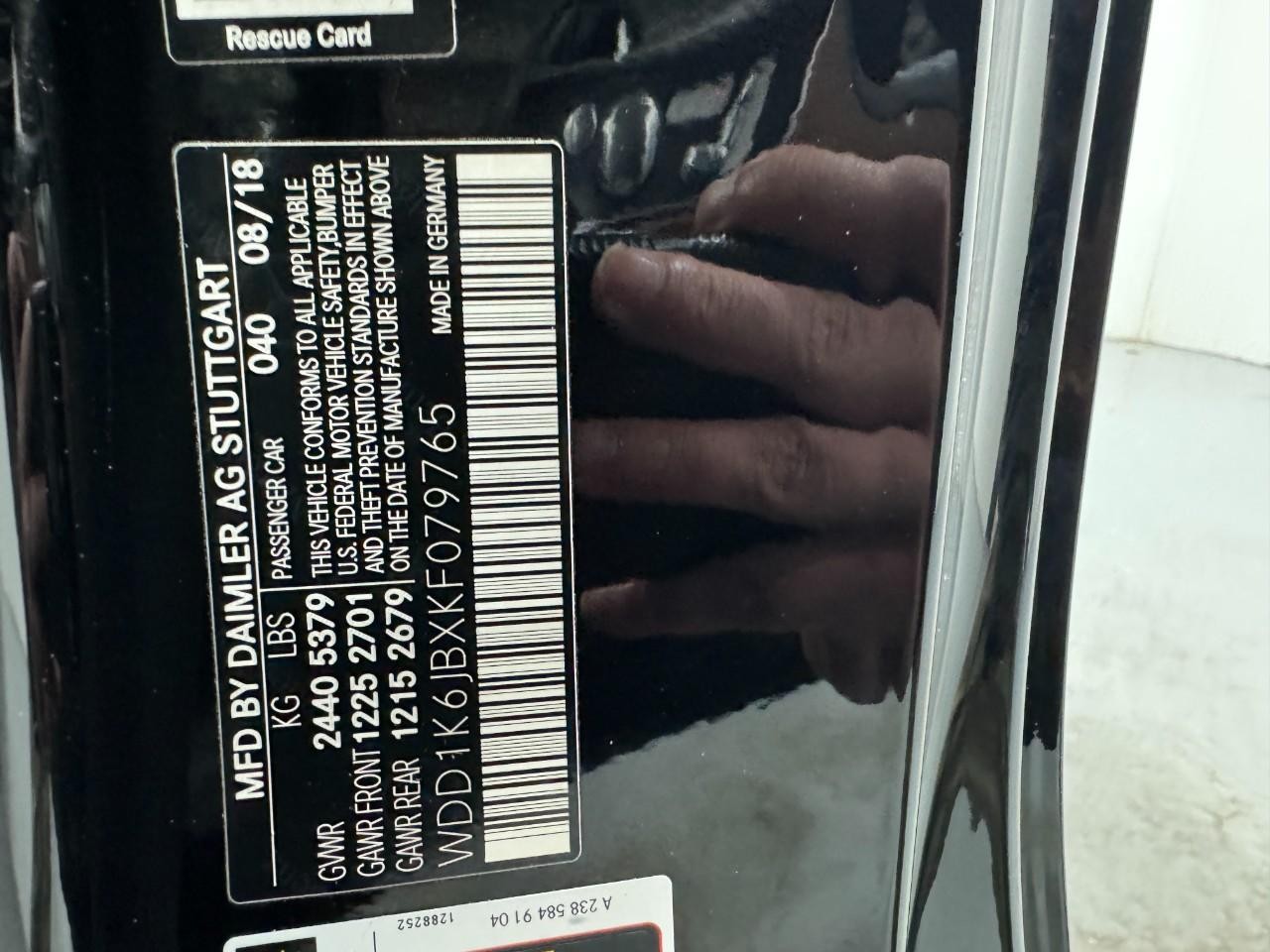 Mercedes-Benz E-Class Vehicle Full-screen Gallery Image 37