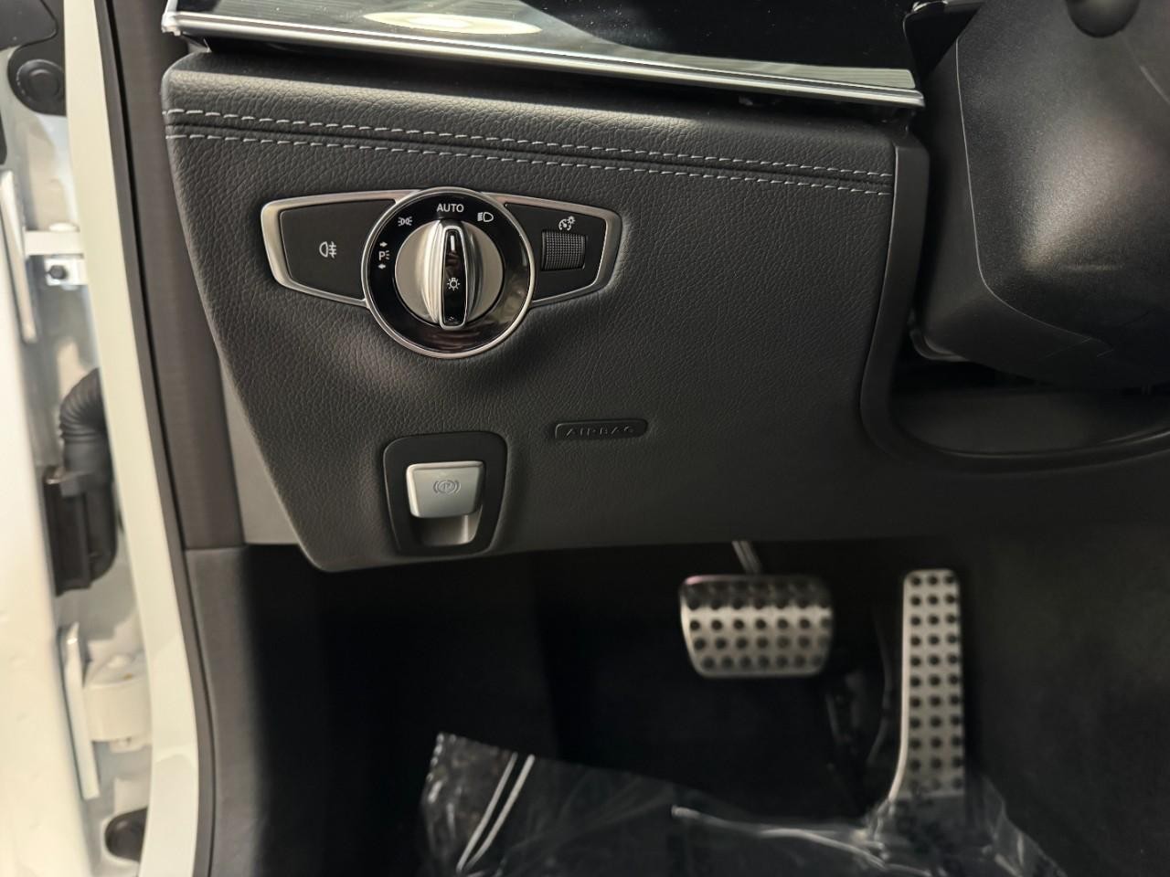 Mercedes-Benz AMG GT Vehicle Full-screen Gallery Image 32