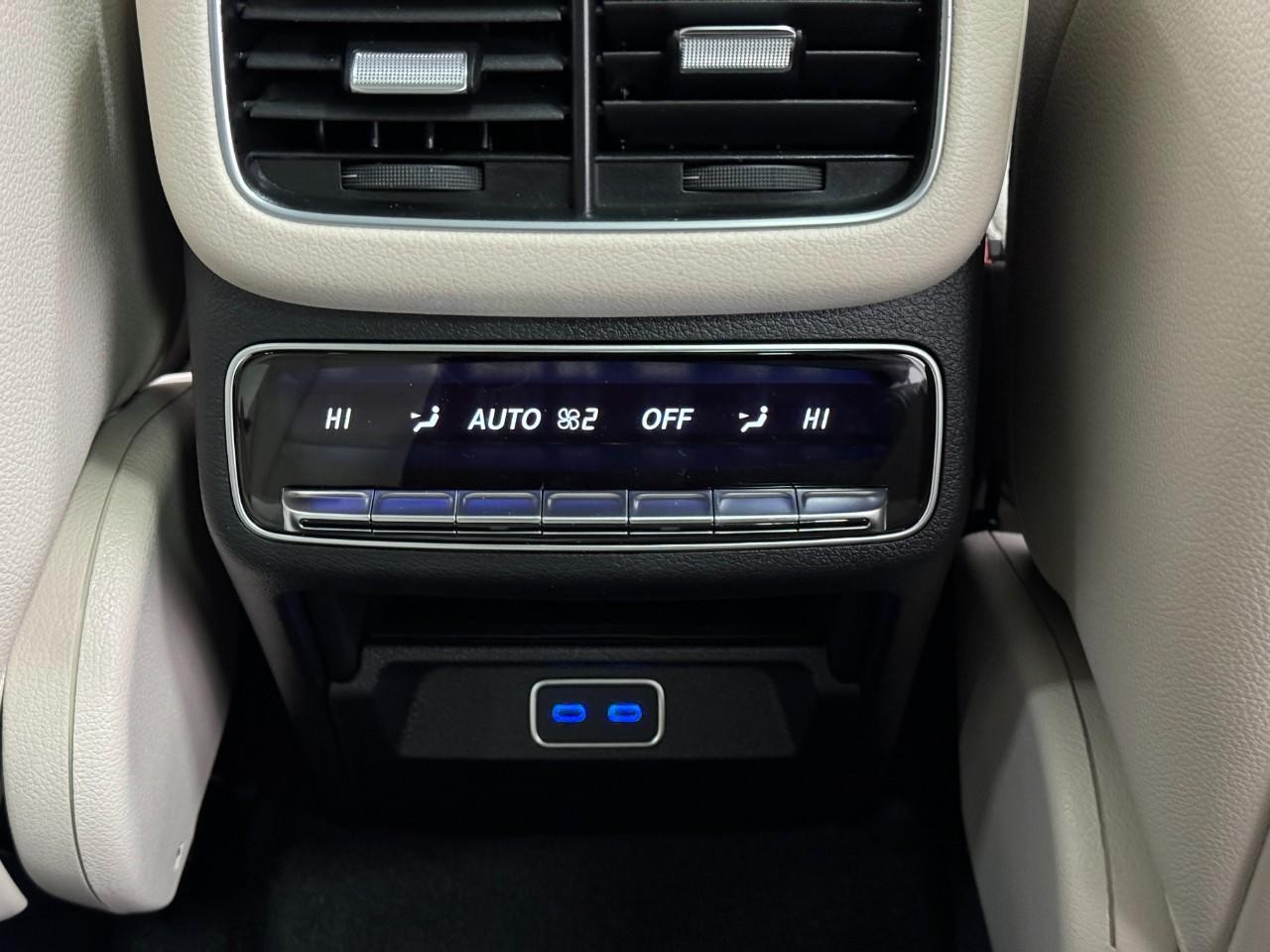 Mercedes-Benz GLE Vehicle Full-screen Gallery Image 11