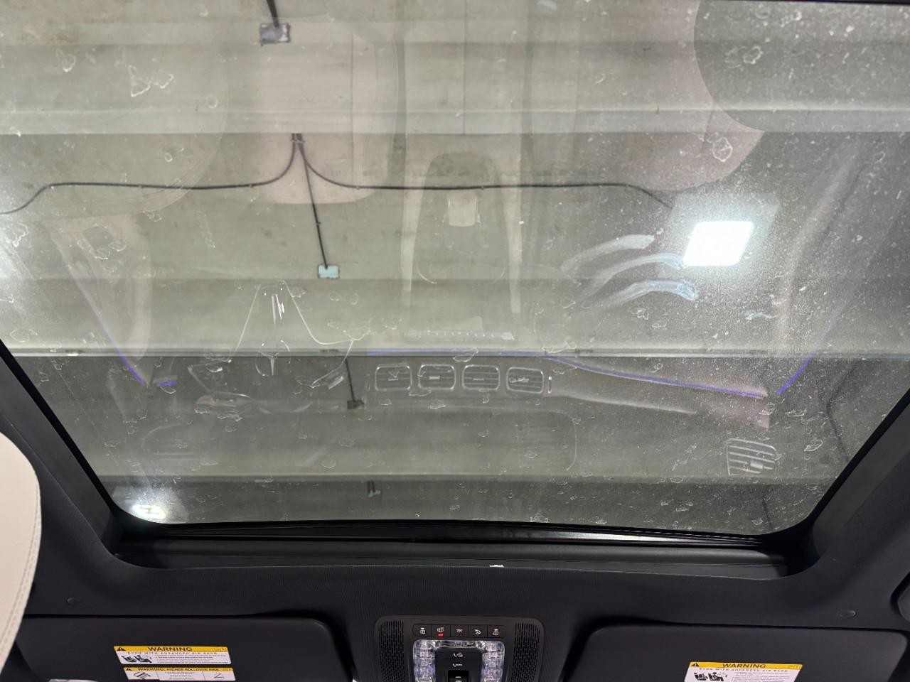 Mercedes-Benz GLE Vehicle Full-screen Gallery Image 12