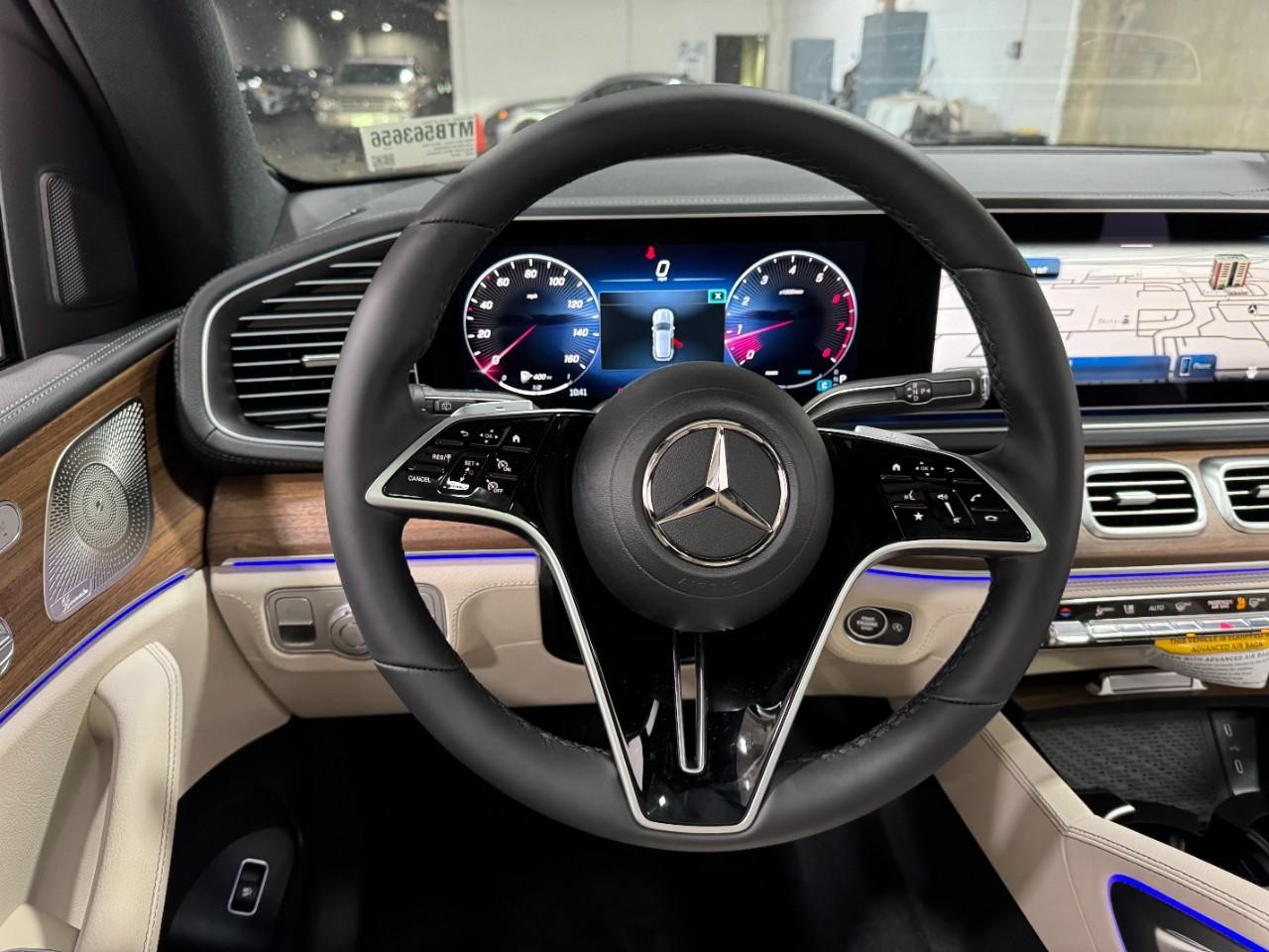 Mercedes-Benz GLE Vehicle Full-screen Gallery Image 14