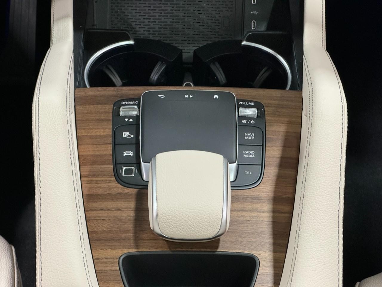 Mercedes-Benz GLE Vehicle Full-screen Gallery Image 17