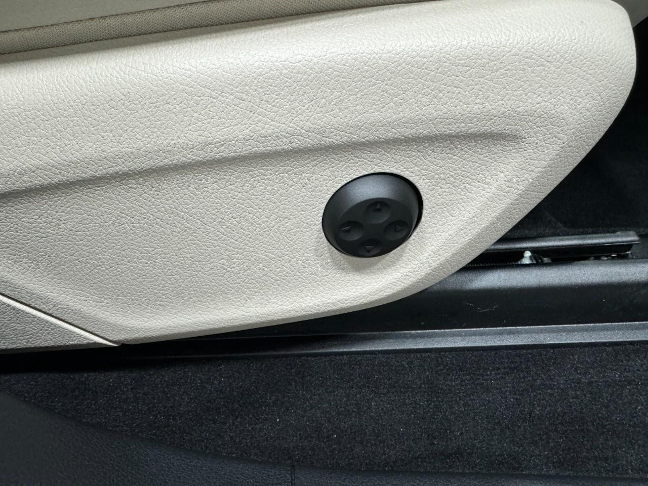 Mercedes-Benz GLE Vehicle Full-screen Gallery Image 21