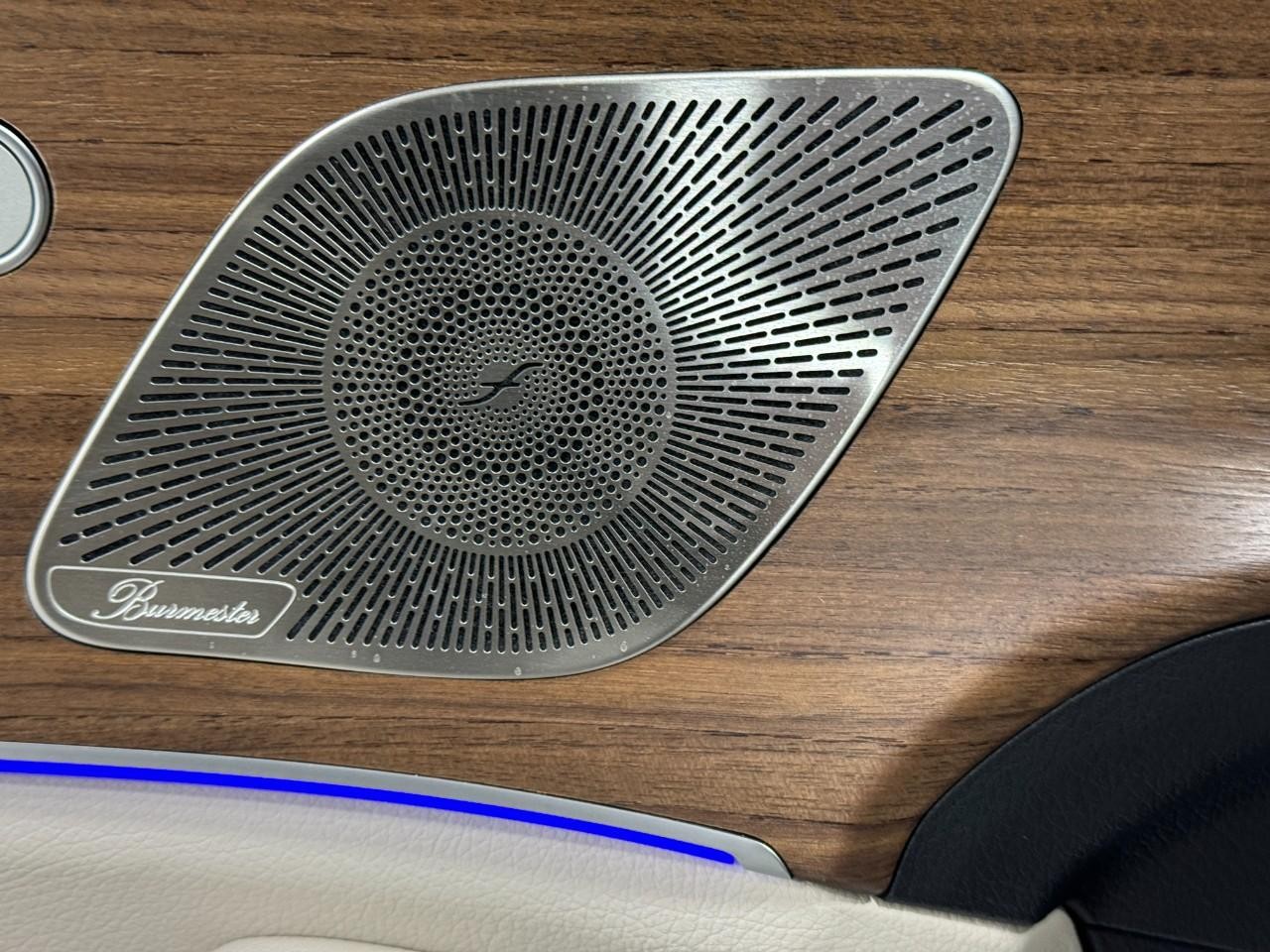 Mercedes-Benz GLE Vehicle Full-screen Gallery Image 25