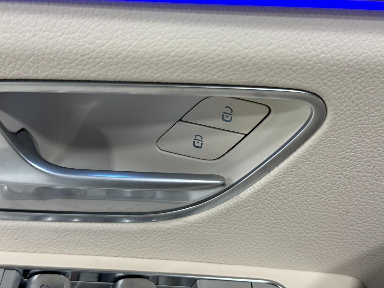 Mercedes-Benz GLE Vehicle Full-screen Gallery Image 27