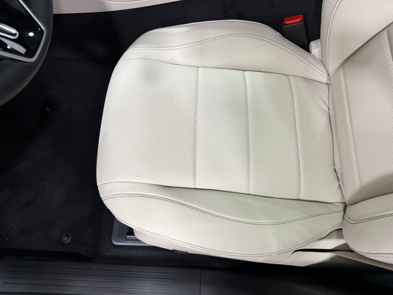 Mercedes-Benz GLE Vehicle Full-screen Gallery Image 31