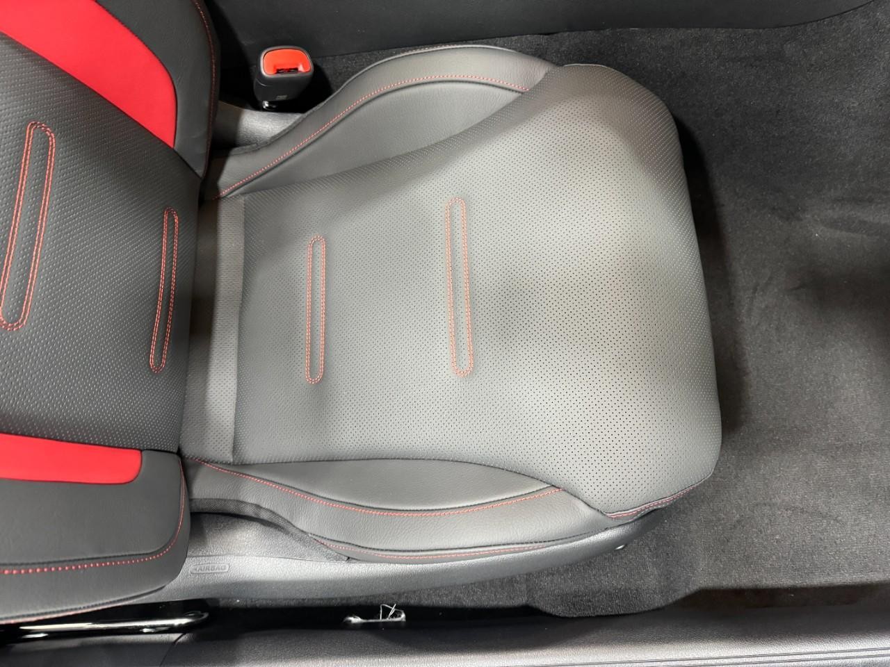 Mercedes-Benz CLE Vehicle Full-screen Gallery Image 16