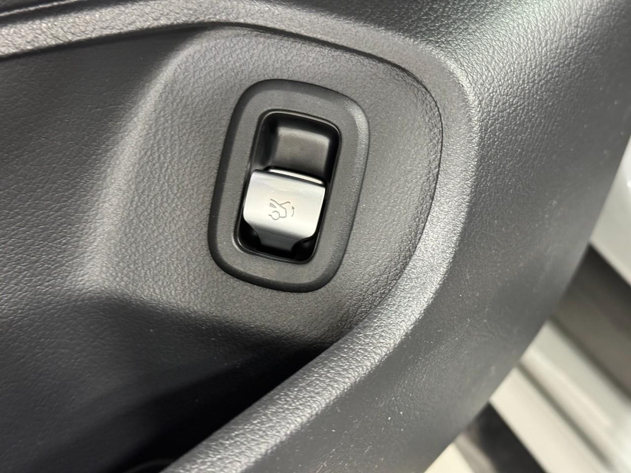 Mercedes-Benz CLE Vehicle Full-screen Gallery Image 24