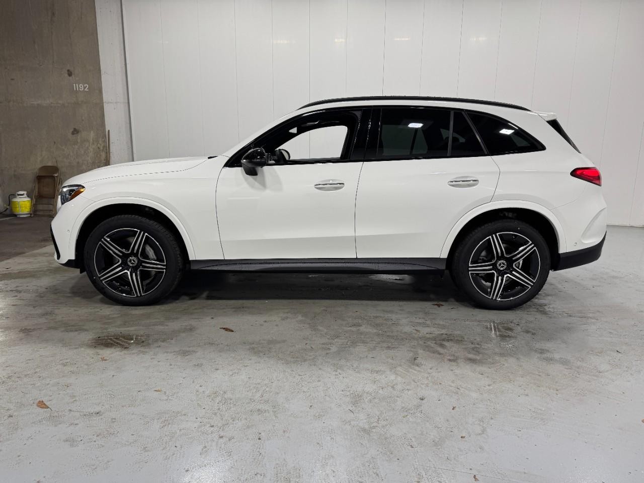 Mercedes-Benz GLC Vehicle Full-screen Gallery Image 2