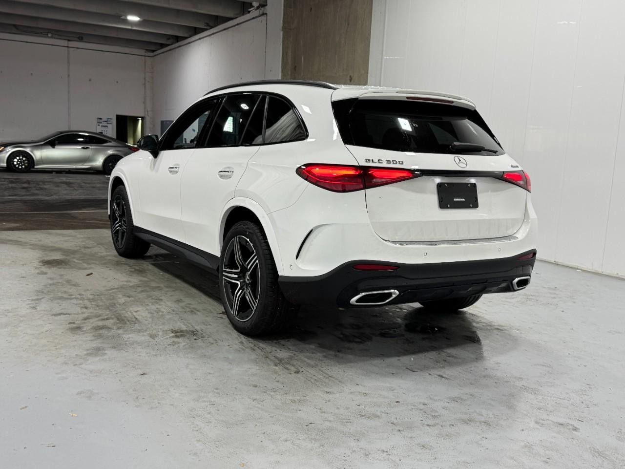 Mercedes-Benz GLC Vehicle Full-screen Gallery Image 3