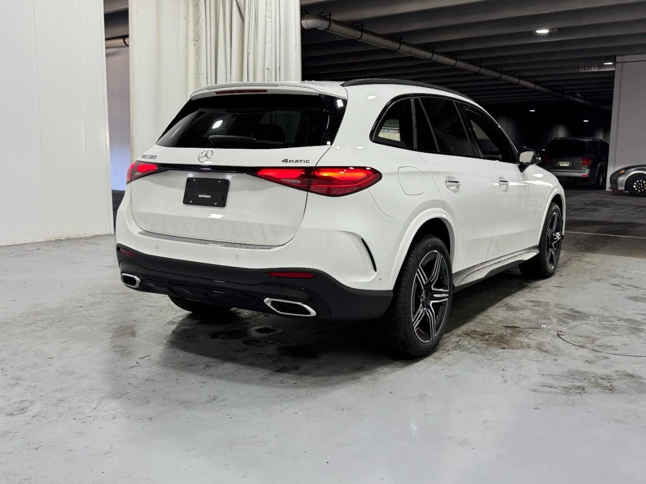 Mercedes-Benz GLC Vehicle Full-screen Gallery Image 4