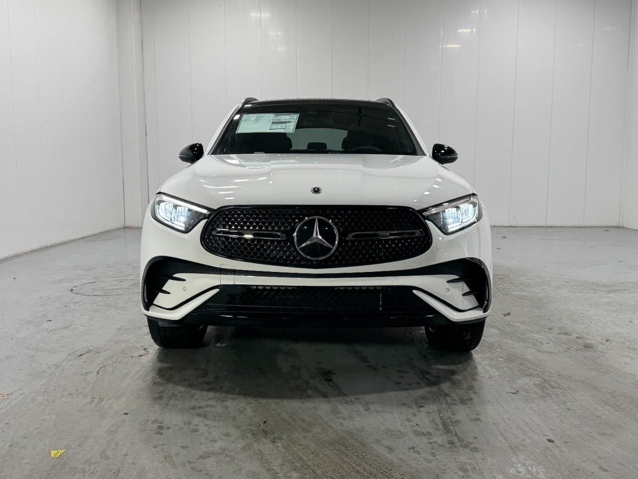 Mercedes-Benz GLC Vehicle Full-screen Gallery Image 7