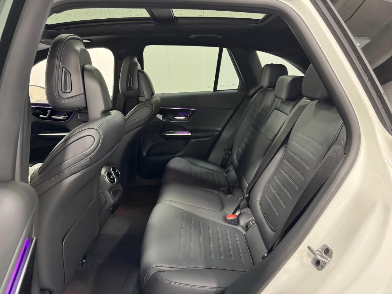 Mercedes-Benz GLC Vehicle Full-screen Gallery Image 8