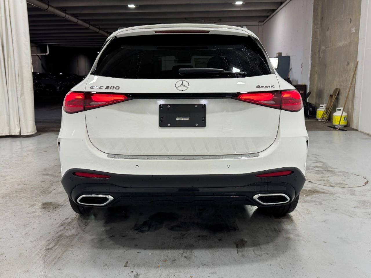 Mercedes-Benz GLC Vehicle Full-screen Gallery Image 9