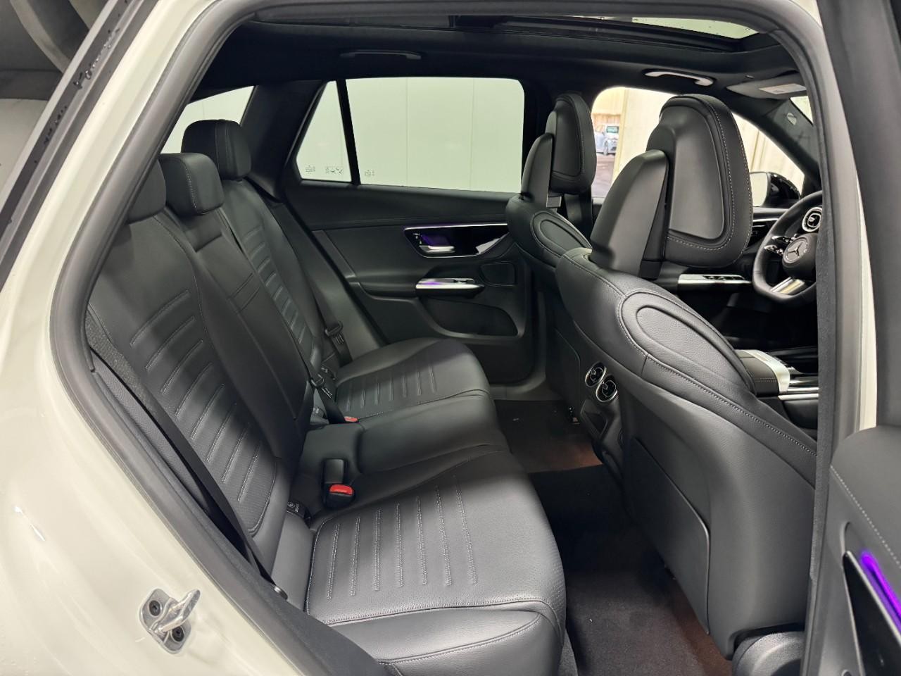 Mercedes-Benz GLC Vehicle Full-screen Gallery Image 10