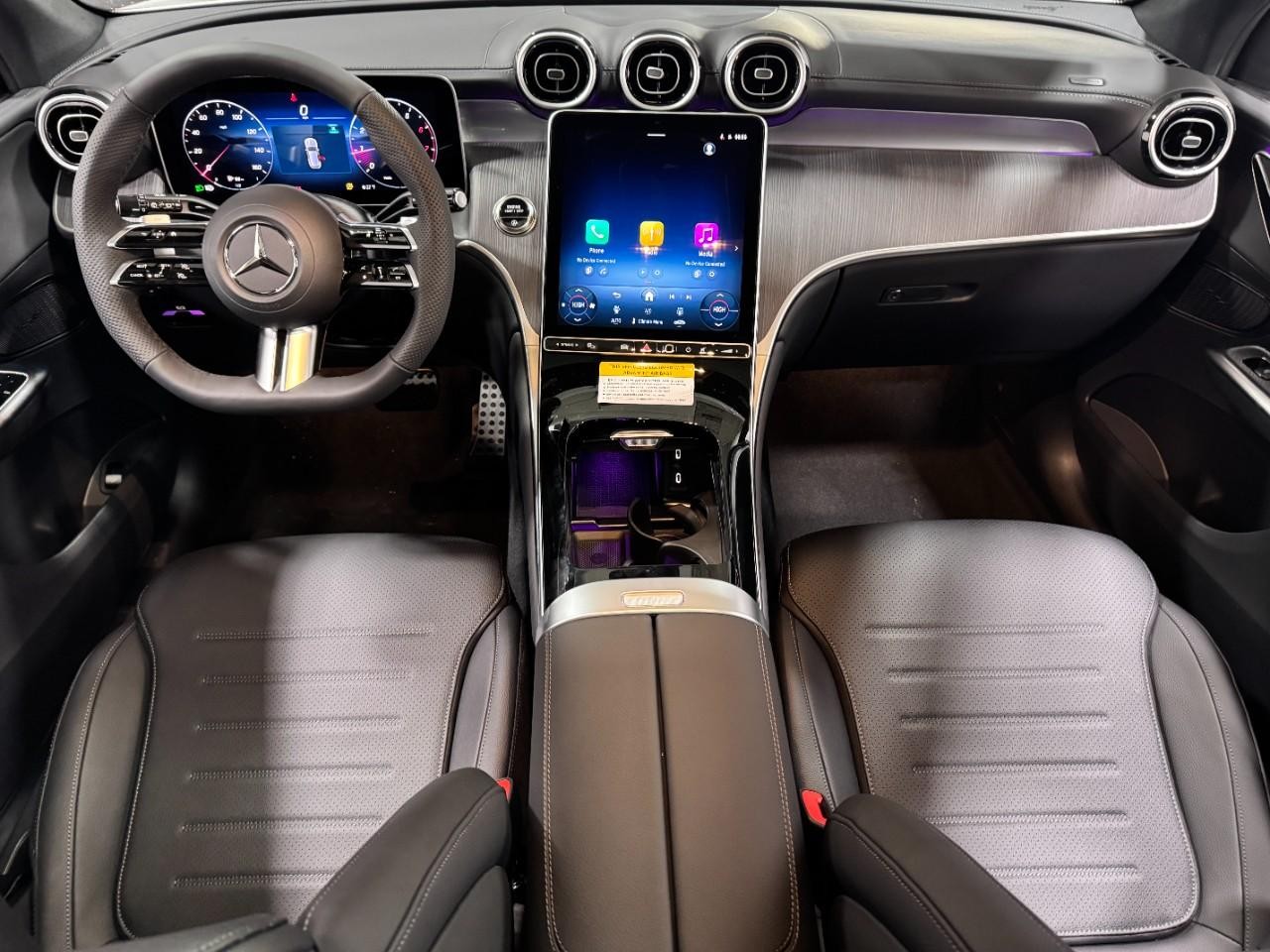 Mercedes-Benz GLC Vehicle Full-screen Gallery Image 12