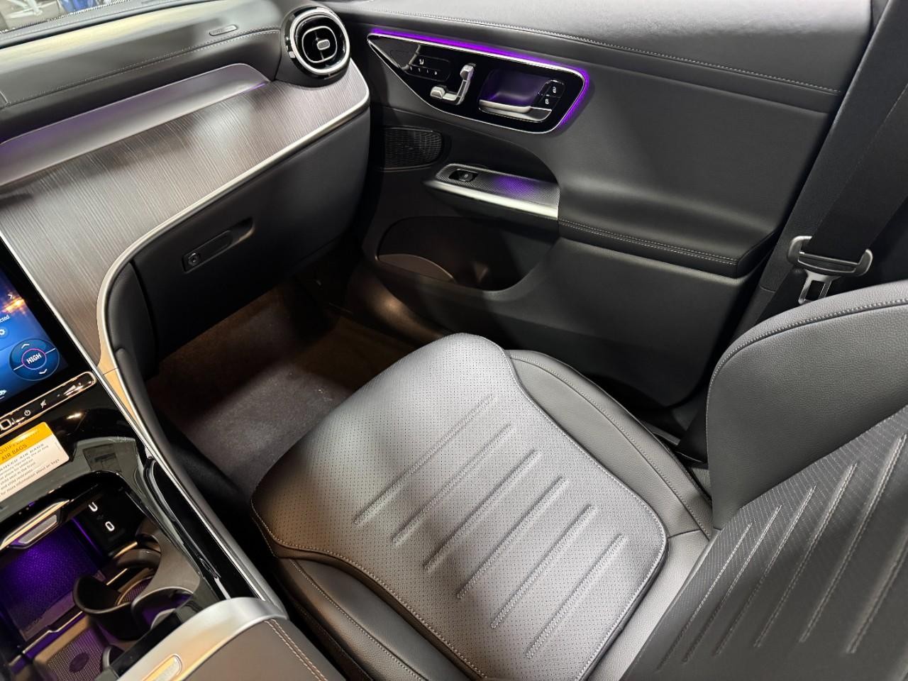 Mercedes-Benz GLC Vehicle Full-screen Gallery Image 15