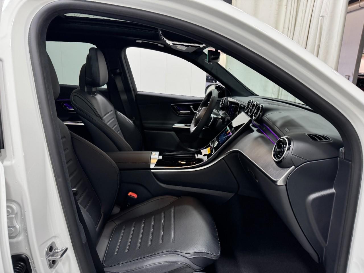 Mercedes-Benz GLC Vehicle Full-screen Gallery Image 16