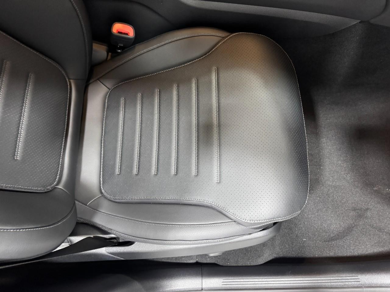 Mercedes-Benz GLC Vehicle Full-screen Gallery Image 17