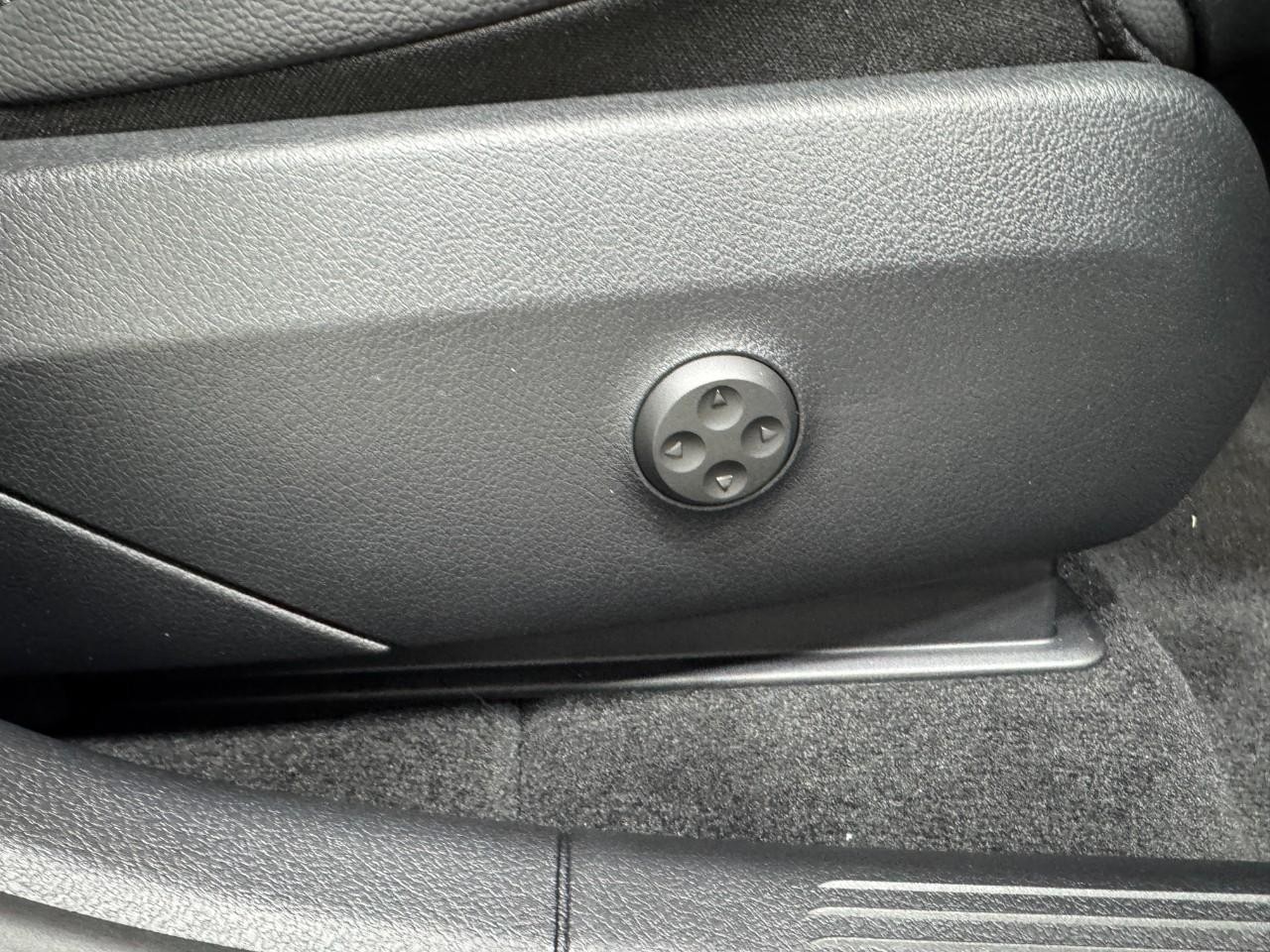 Mercedes-Benz GLC Vehicle Full-screen Gallery Image 18